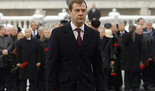 Медведев пришел в гости к военным Медведев пришел в гости к военным