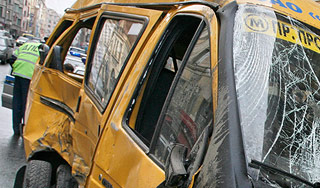 В Москве маршрутка протаранила иномарку В Москве маршрутка протаранила иномарку