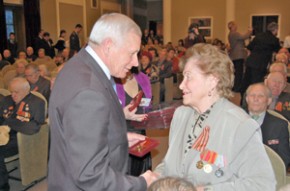 Фронтовые подруги встретились за праздничным столом