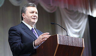 Янукович присягнул на верность Украине Янукович присягнул на верность Украине