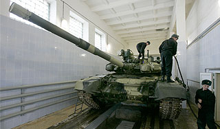 Россия вооружается Т-90 и "Искандерами" Россия вооружается Т-90 и "Искандерами"