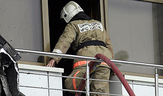 Мать выбросила детей из горящей квартиры Мать выбросила детей из горящей квартиры