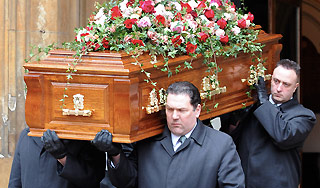 Звезды моды простились с МакКуином Звезды моды простились с МакКуином