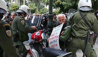 Греки закидали правительство камнями Греки закидали правительство камнями