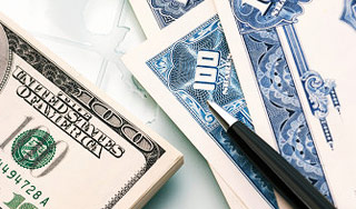 США презентуют новую 100-долларовую купюру США презентуют новую 100-долларовую купюру