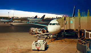 Журналист пронес бомбу на борт самолета Журналист пронес бомбу на борт самолета