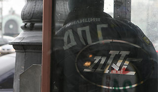 Инспектор ГИБДД съел взятку при задержании Инспектор ГИБДД съел взятку при задержании