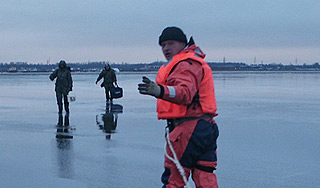 Рыбаков-экстремалов сняли со льдины Рыбаков-экстремалов сняли со льдины