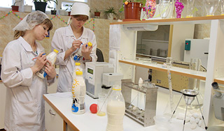 Инфекцией молоко заразили работники завода Инфекцией молоко заразили работники завода