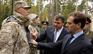 Российских военных оденут в новую форму Российских военных оденут в новую форму