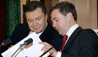 Киев хочет встать между Россией и США Киев хочет встать между Россией и США