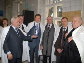 Стакан для губернатора наполовину полон