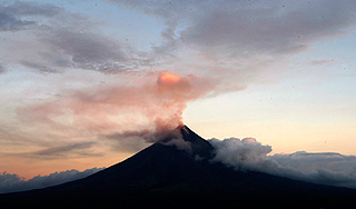 Исландцы бегут от извергающегося вулкана Исландцы бегут от извергающегося вулкана