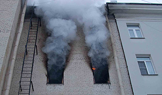 Семья выбросилась из окна горящей квартиры Семья выбросилась из окна горящей квартиры