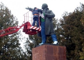 В Белых Берегах раскрасили памятник Ленину