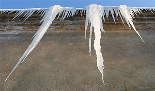 В Москве сосулька убила женщину В Москве сосулька убила женщину