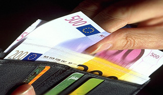Банкноты в 200 и 500 евро попали в скандал Банкноты в 200 и 500 евро попали в скандал