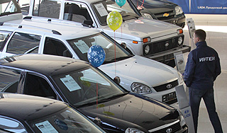 В России снова появились очереди на авто В России снова появились очереди на авто