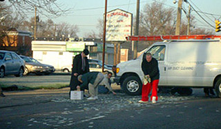 Инкассаторы рассыпали на дороге $200 тысяч Инкассаторы рассыпали на дороге $200 тысяч