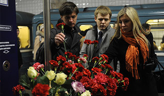 Россия скорбит по погибшим в терактах Россия скорбит по погибшим в терактах