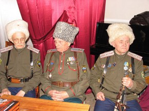 Казаки выясняют, кто из них "ряженые"