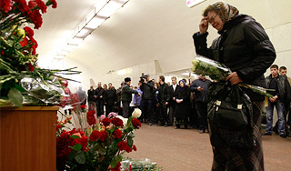 Москва хоронит первых жертв теракта в метро Москва хоронит первых жертв теракта в метро