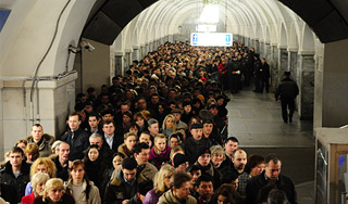 Эвакуации людей мешали зеваки и турникеты Эвакуации людей мешали зеваки и турникеты