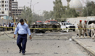 Тройной теракт в Багдаде убил десятки людей Тройной теракт в Багдаде убил десятки людей