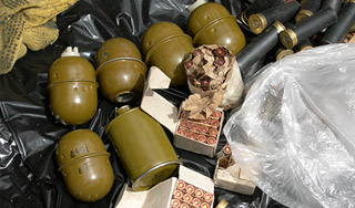 В Москве нашли пять пакетов с боеприпасами В Москве нашли пять пакетов с боеприпасами