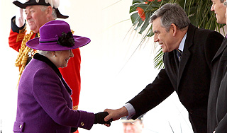 Королева Елизавета распустила парламент Королева Елизавета распустила парламент