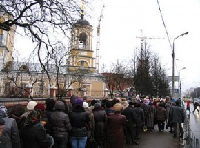 Очереди к мощам Матроны не уменьшаются
