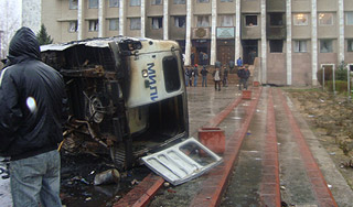 Оппозиция штурмует правительство Киргизии Оппозиция штурмует правительство Киргизии