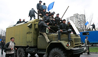 Властям Киргизии пригрозили с броневика Властям Киргизии пригрозили с броневика