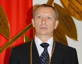 Первый памятный знак — губернатору