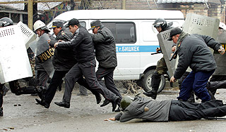 На Бишкек бросили армейский спецназ На Бишкек бросили армейский спецназ