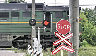 Поезд протаранил милицейские "Жигули" Поезд протаранил милицейские "Жигули"