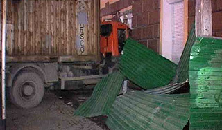 В Приморье фура протаранила здание суда В Приморье фура протаранила здание суда