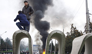 Беспорядки в Киргизии унесли десятки жизней Беспорядки в Киргизии унесли десятки жизней