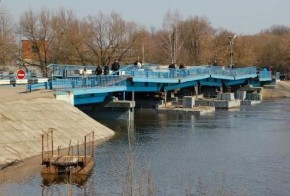 Шатры за понтонный мост не пустят