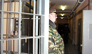 Отчим бил детей и сажал их в земляную яму Отчим бил детей и сажал их в земляную яму