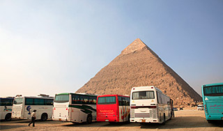 Вертолет снял туриста с вершины пирамиды Вертолет снял туриста с вершины пирамиды