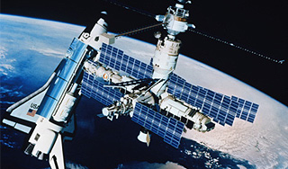 Авария задержала шаттл на орбите Авария задержала шаттл на орбите