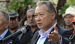 Бакиев собирает митинг на юге Киргизии Бакиев собирает митинг на юге Киргизии