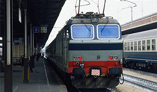 Оползень снес с рельсов пассажирский поезд Оползень снес с рельсов пассажирский поезд