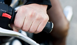 В Москве вертолет МЧС спас мотоциклиста В Москве вертолет МЧС спас мотоциклиста