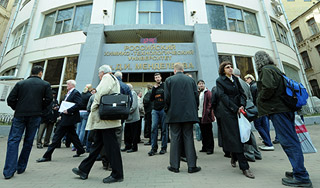 Приставы опечатали московский университет Приставы опечатали московский университет