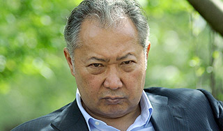 Бакиев сложил с себя полномочия президента Бакиев сложил с себя полномочия президента