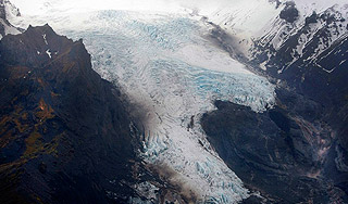 Извержение вулкана закрыло самолетам небо Извержение вулкана закрыло самолетам небо