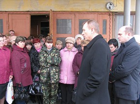 Не парят самолеты, не звенит хрусталь…