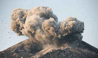 Пепел вулкана объявили опасным Пепел вулкана объявили опасным